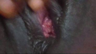 Jugando con mi pequeña coño negro