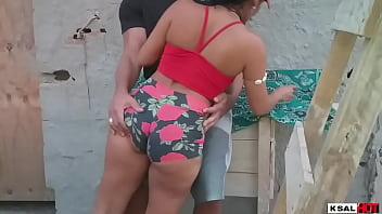 Ksal hot y su amigo pitbull intentan irrumpir en una casa en construcción para follar pero los mosquitos se los follan