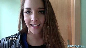 La agente pública amirah adara se folla a un extraño mientras su novio espera