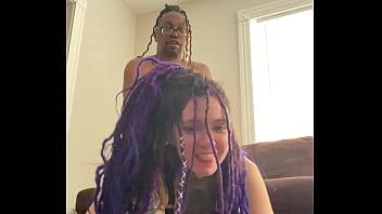 La cabeza rasta morada rota recibe una polla dura en una paliza dura