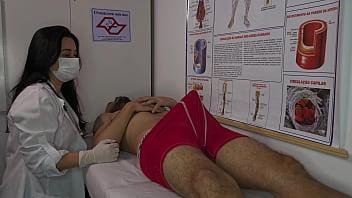 La enfermera se excita con la erección del paciente