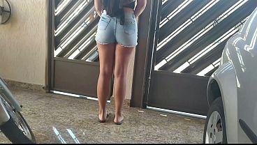 La esposa de mi vecino está buenísima y solo usa pantalones cortos se acuesta con todos en el vecindario y ahora era mi turno de follarme a esta pequeña zorra
