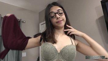 La hijastra harmony wonder se disculpa con su coño afeitado