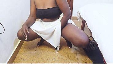 La jefa en su habitación masturbándose video completo
