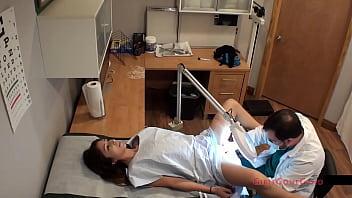 La joven e inocente alexa rydell se somete a un examen médico obligatorio para que asista a la universidad de tampa