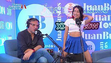 La menuda morena mayraoficial se corre como loca en la máquina sybian en el plató del podcast de juanbustos