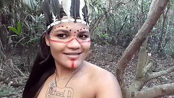 La tigresa vip se disfraza de india y ataca a the lumberjack pero él va directo a su culo