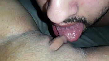 Lamiendo un coño peludo hasta correrse en mi boca
