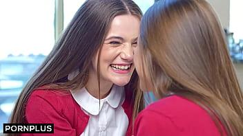 Las mejores amigas de la escuela comparten polla y semen