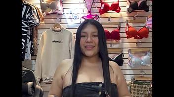 Le pedí a vendedora de calzones que me follara en su tienda