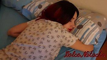 Le rompen el culo a jovencita por primera vez y lo llenan de leche