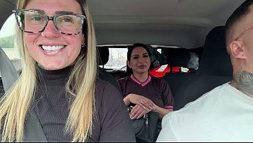 Llamé a la tía de la guardería para tener sexo con nosotros hasta que se corrió por todo nuestro coche y su coño quedó cubierto de semen
