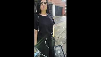 Llevando una orden me encuentro con esta extraña y linda chica