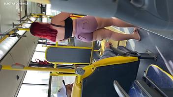 Llevé a mi empleada a casa mi lo que hizo en el autobús me volví loca