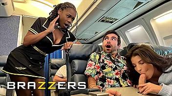 Lucky es follada con la azafata hazel grace en privado cuando lasirena69 viene y se une para un trío caliente