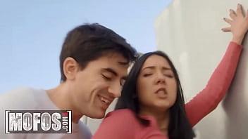 Lucky jordi conoce a la tetona valeria valois que desesperada le pide ayuda a cambio de una buena mamada
