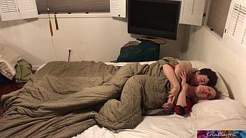 Madrastra comparte cama con su hijastro