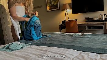 Madrastra comparte la cama y el culo con un hijastro