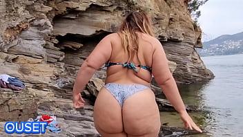 Madrastra con enorme culo tiene sexo público en la playa