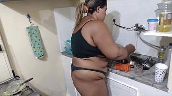 Madrastra de acuerdo soy tu hijastro y no puedo verte en ropa interior por la casa ya estoy muy emocionado ju esposa traviesa se folla a su hijastro sin que el padrastro lo sepa