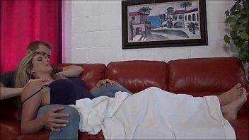 Madrastra e hijo pasan juntos una tranquila noche de verano