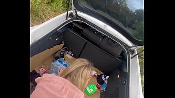 Madrastra joven él siente la necesidad de follarla y estaciona el auto al costado de la carretera y se la folla en público