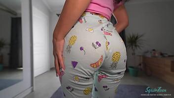 Madrastra milf caliente atrapó a su hijastro masturbándose y lo ayudó a correrse un minuto antes de que su esposo regresara