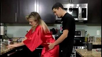 Madrastra recibe creampie de desayuno de hijastro cory chase