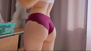 Madrastra se prueba las bragas se excita con el culo