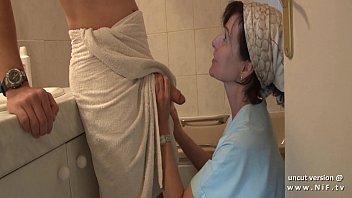 Madre francesa seduce a un joven con una gran polla y es analizada