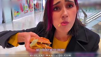 Mamada arriesgada en el probador de big mac