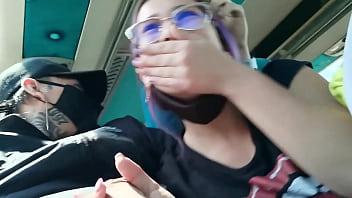 Mamada y follada con creampie en autobús de servicio público