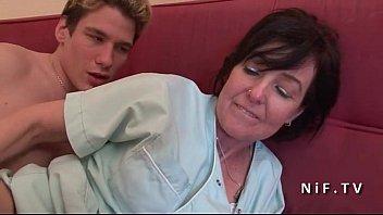 Mamá francesa seduce a un chico y le da el culo después de un beso negro