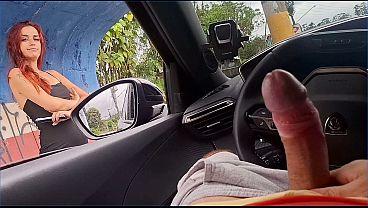 Masturbación arriesgada en público con una chica guapa en la parada del autobús
