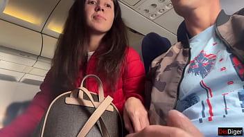 Masturbación pública arriesgada en un avión lleno de gente