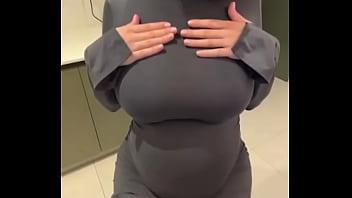 Me encanta mi madrastra con grandes tetas lechosas
