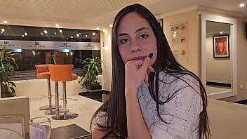 Me encuentro con una vieja amiga en un hotel y ella me invita a su habitación