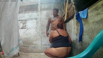 Me follo a la mama de una compañera de mis hijastras esta gorda infiel me deja follarla en el patio de su casa y por poco nos pillan los vecinos ella me deja grabarla mientras nuestras hijastras estudian juntas