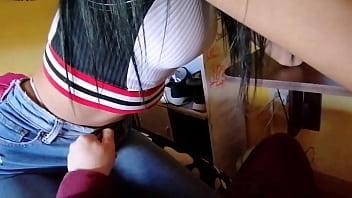 Me follo a mi mejor amiga mientras hacía tareas de la universidad