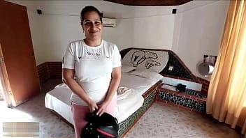Me follo a mi suegra en diferentes partes de nuestra ciudad porque mi novia me dejo plantando en mi cita