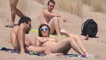 Me follo un voyeur en una playa nudista llena de mirones os gustaría saber a que playa vamos