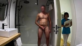 Me hago una paja en el aseo hasta que entra la chica de la limpieza del servicio de habitaciones y me ayuda a terminar de correrme