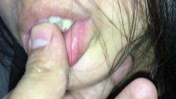 Me le meto al baño a mi hermanastra para que me saque la leche y se la trague