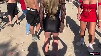 Me puse cachondo en medio de la fiesta y fui a tener sexo en el baño