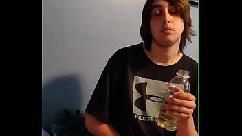 Meando en una botella y bebiéndola
