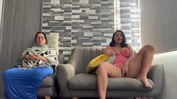 Mi abuela no sabe por que me masturbo mientras ella ve tv