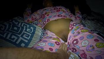 Mi dulce hijastra disfruta que la visite por las noches en su habitación se puso tan cachonda que me dejó terminar adentro de su panocha depilada