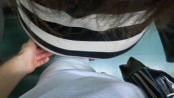 Mi esposa describe cómo un extraño se le acercó en el tren y trató de tocarle el coño debajo de la minifalda