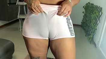 Mi hermanastra me deja grabarle su coño apretado en su nuevo short cameltoe big ass latina