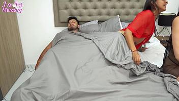 Mi hermanastra me invita a su casa compartimos cama los tres y termino follandome a su marido